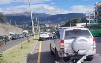 Los seis vehículos accidentados yacían detenidos en el carril izquierdo de la Ruta Viva, en sentido Quito - aeropuerto.