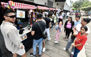 Familias y turistas disfrutan de los eventos que animan la ciudad durante el fin de semana.