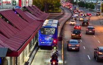 Metrovía transporte público pasajeros avenida Carlos Julio Arosemena mayo 2025 FF