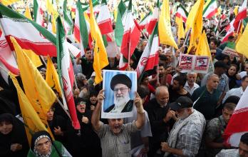 Un iraní sostiene un retrato del líder supremo iraní, el ayatolá Alí Jamenei,