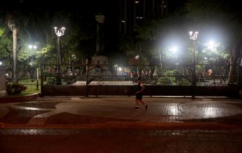 Plaza del Centenario Guayaquil nocturno espacio público junio 2025 JF