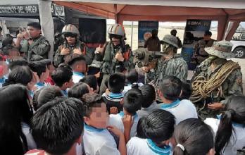 En Salinas, Fuerza Aérea socializó con estudiantes labor para prevenir reclutamiento de menores por parte de bandas delictivas.