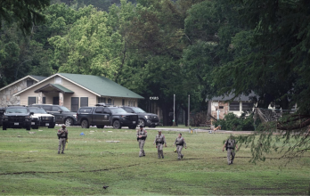 Policías estatales de Texas inspeccionan las instalaciones del Campamento Mystic, en Hunt, Texas (EE. UU.).
