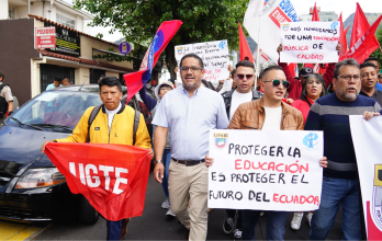 Educadores y trabajadores marchan en Quito