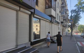 negocios locales destruidos en Járkov, Ucrania