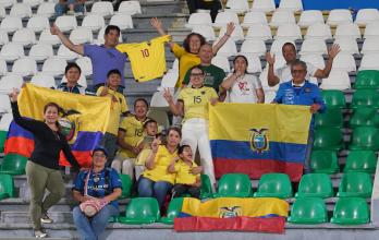 La familia del profesor Idrobo presente en las gradas, es su gran apoyo.