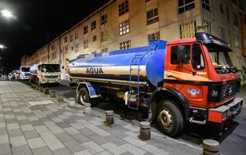 Tanqueros abasteciendo a los barrios afectados durante la emergencia por falta de agua en Quito.