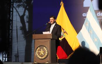 Aquiles Álvarez preside el acto conmemorativo en el Malecón 2000, acompañado por autoridades locales.