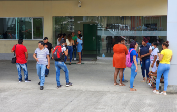 Usuarios del sistema de salud denuncian largas esperas y escasez de medicamentos en hospitales públicos de la provincia.