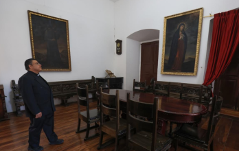 El sacerdote Jhan Morales en el salón, en la Iglesia de El Sagrario, en donde Manuela Cañizares animó a los próceres, en 1809.