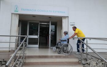 Un jubilado en silla de ruedas