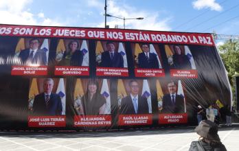 Los rostros y nombres de los siete jueces de la Corte Constitucional se colocaron en dos grandes pancartas en la av. Patria, antes de la marcha de Daniel Noboa.