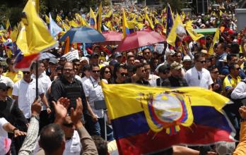 Daniel Noboa marchó por unos minutos junto a sus simpatizantes hacia la Corte Constitucional.
