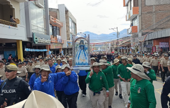 Feligreses acompañan la llegada de la Virgen del Cisne a Catamayo, en una multitudinaria muestra de fe.