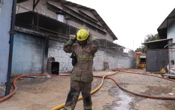 Una densa columna de humo se elevó desde el incendio en la zona industrial de Pascuales.