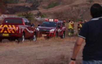 Unidades del Cuerpo de Bomberos controlaron el fuego en el cerro Colorado, al norte de Guayaquil.