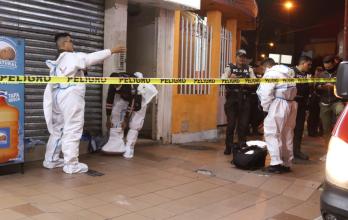 Personal de Criminalística realiza el levantamiento del cuerpo del periodista en el norte de Guayaquil.