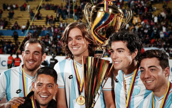 Los hermanos Carrera en el Deportivo Quito, Felipe con el trofeo de campeón de segunda.