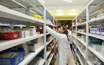 El individuo, identificado como Salvador, fue aprehendido en flagrancia con medicamentos e insumos médicos