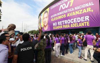 Militantes del movimiento ADN esperan al presidente Daniel Noboa en el Coliseo Voltaire Paladines Polo, durante la convención nacional 2025 en Guayaquil.