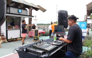 DJ en puente para peatones de vía a la costa