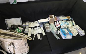 Arcsa reportó el hallazgo de 110 medicamentos y ampollas caducadas, que fueron ocultadas en una cartera debajo de un escritorio