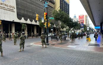 La calle 9 de octubre amaneció militarizada por la marcha convocada por el presidente Daniel Noboa.