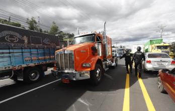 Transportistas de carga bloquearon la Panamericana Sur en protesta por la inseguridad vial.