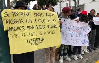 Los familiares de los pacientes que requieren diálisis portaron carteles frente a la Gobernación de Cotopaxi.