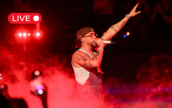El artista puertorriqueño Bad Bunny ofrece su última presentación en vivo en Puerto Rico.
