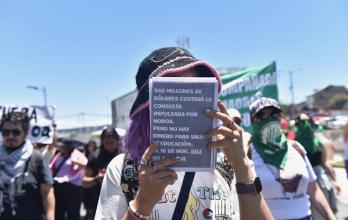 Mujeres llevaron pancartas en las que se manifestaba oposición a la consulta popular y a la Constituyente.