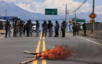 Militares y manifestantes durante el paro nacional