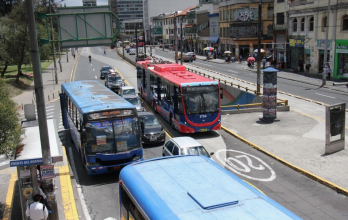 Desde el 31 de marzo 2025 empezaron a circular los 60 nuevos trolebuses eléctricos, en Quito. El resto de buses urbanos funcionan con diésel.