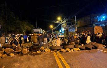Miembros de comunidades cañaris impiden el tránsito en sectores de El Tambo y Juncal, en rechazo a decisiones gubernamentales.