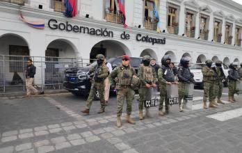 Policía y militares mantienen resguardo permanente en la Gobernación de Cotopaxi, sede temporal del Ejecutivo en Latacunga.