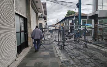 Personal policial habilita vías cerradas durante las movilizaciones en Latacunga, afectadas por el paro y el cerco de seguridad en el centro histórico.