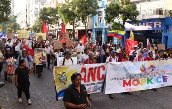 Cientos de personas participaron en la movilización convocada por gremios y organizaciones sociales.