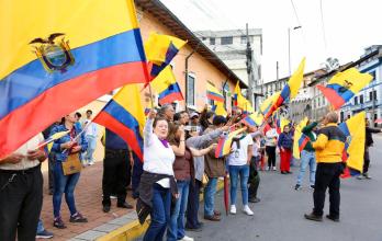 Ciudadanos con banderas del Ecuador expresan su respaldo al Gobierno de Noboa.