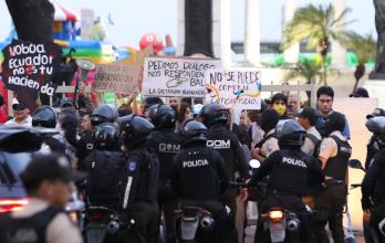 Carteles con mensajes críticos contra el Gobierno Nacional.