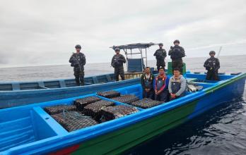 La embarcación fue localizada al suroeste de la Bocana El Cordoncillo, en el Estero de Jaltepeque, entre los departamentos de San Vicente y La Paz.
