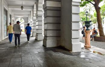 urinario público en bajos de la Gobernación del Guayas