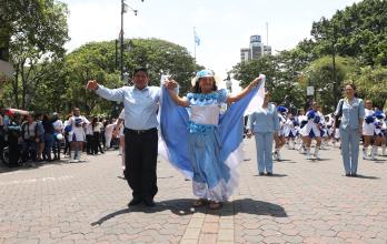 Desfile estudiantil en el bulevar 9 de Octubre