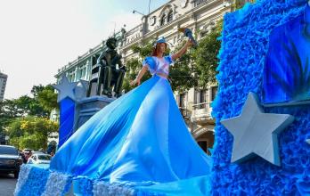 desfile de carros alegóricos en el centro de Guayaquil