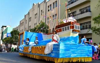 desfile de carros alegóricos en el centro de Guayaquil