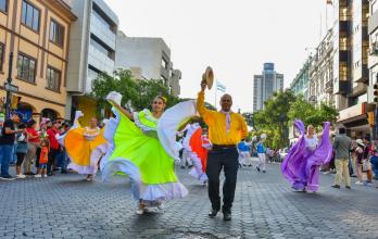 desfile de carros alegóricos en el centro de Guayaquil