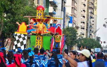 desfile de carros alegóricos en el centro de Guayaquil