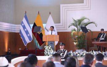 Matías Galarza, ganador del concurso de oratoria, exalta a la ciudad de Guayaquil.