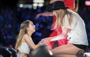 Fanática de Taylor Swift en concierto.