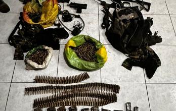 Incautaron armamento de uso militar, entre ellos subametralladoras, fusiles, revólveres y una gran cantidad de municiones.