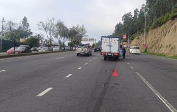 La AMT no reportó cierres viales por protestas en Quito este 16 de octubre. Los agentes controlaron el paso en la av. Simón Bolívar y detectaron un vehículo averiado.